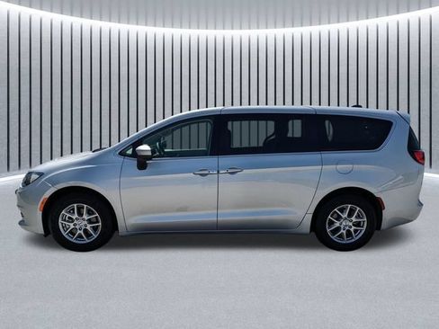Used 2022 Chrysler Voyager LX FWD image 7