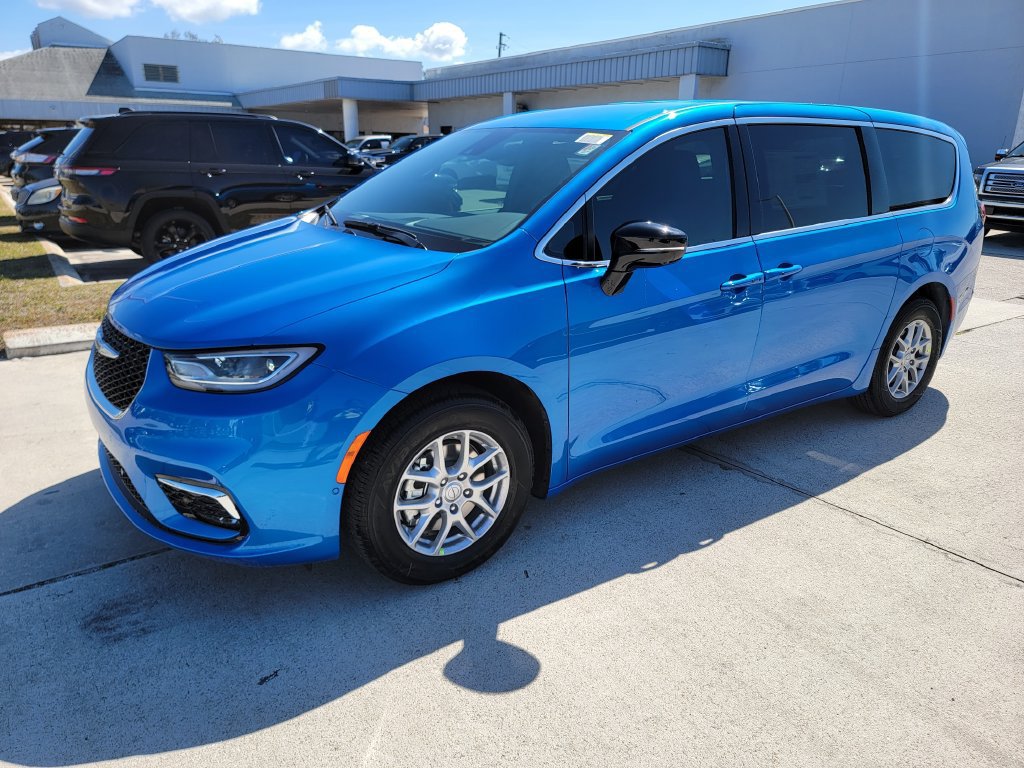 New 2026 Chrysler Pacifica Select FWD image 1
