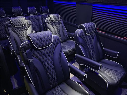 Used 2024 Mercedes-Benz Sprinter 2500 image 3