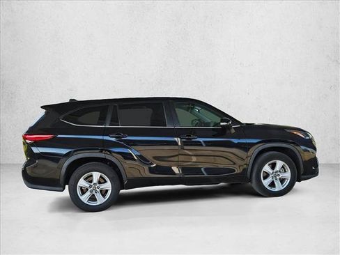 Used 2023 Toyota Highlander L FWD image 4