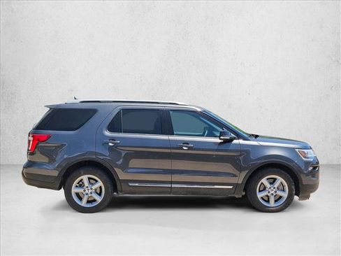 Used 2018 Ford Explorer XLT w/ Equipment Group 202A FWD image 4
