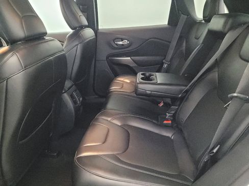 Used 2019 Jeep Cherokee Latitude Plus w/ Comfort/Convenience Group image 18