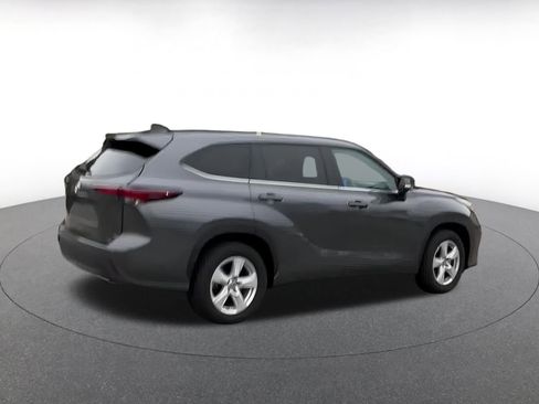 Used 2025 Toyota Highlander LE image 11