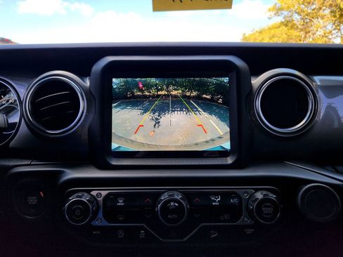 Used 2018 Jeep Wrangler Unlimited Sahara image 20