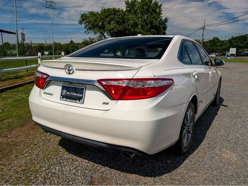 Used 2017 Toyota Camry SE w/ Moonroof Package FWD image 5