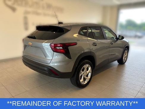 Used 2024 Chevrolet Trax LS w/ LS Convenience Package FWD image 3