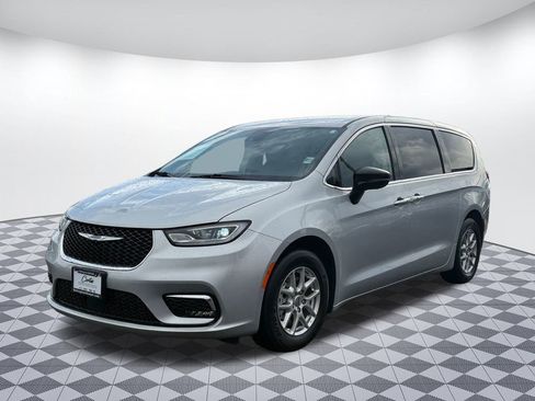 Used 2024 Chrysler Pacifica Touring-L image 3