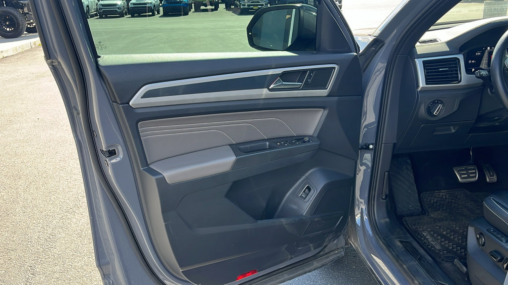 Used 2022 Volkswagen Atlas Cross Sport SEL R-Line AWD/4WD image 9