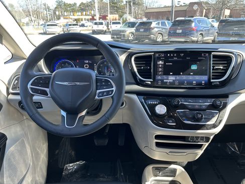 Used 2023 Chrysler Pacifica Touring-L FWD image 20