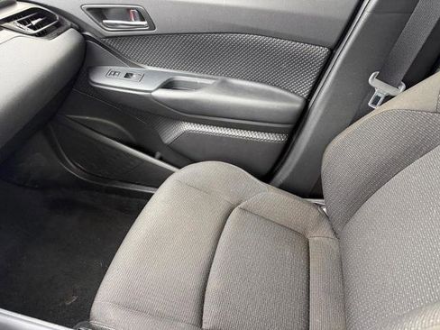 Used 2019 Toyota C-HR LE FWD image 19