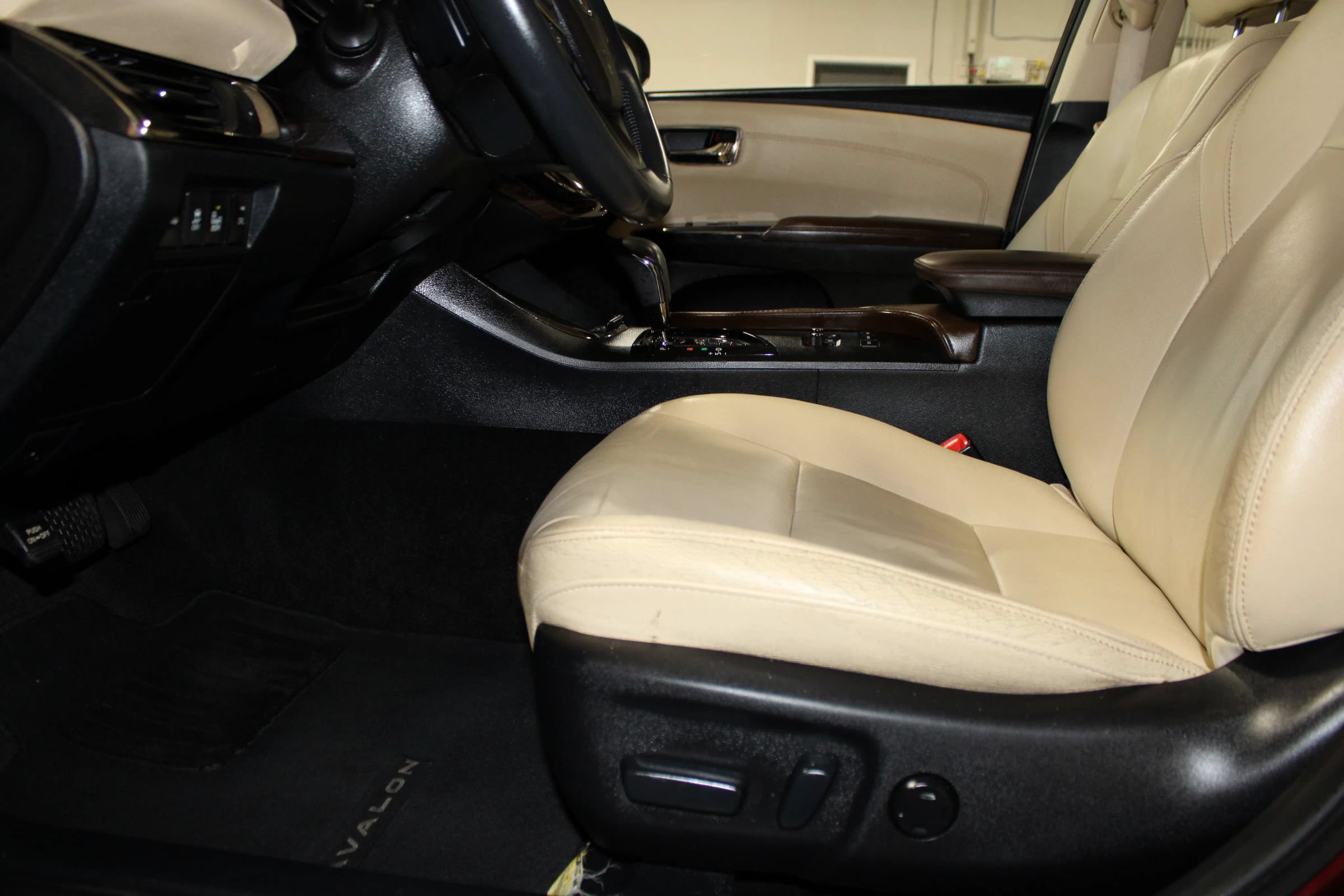 Used 2014 Toyota Avalon XLE Touring FWD image 25