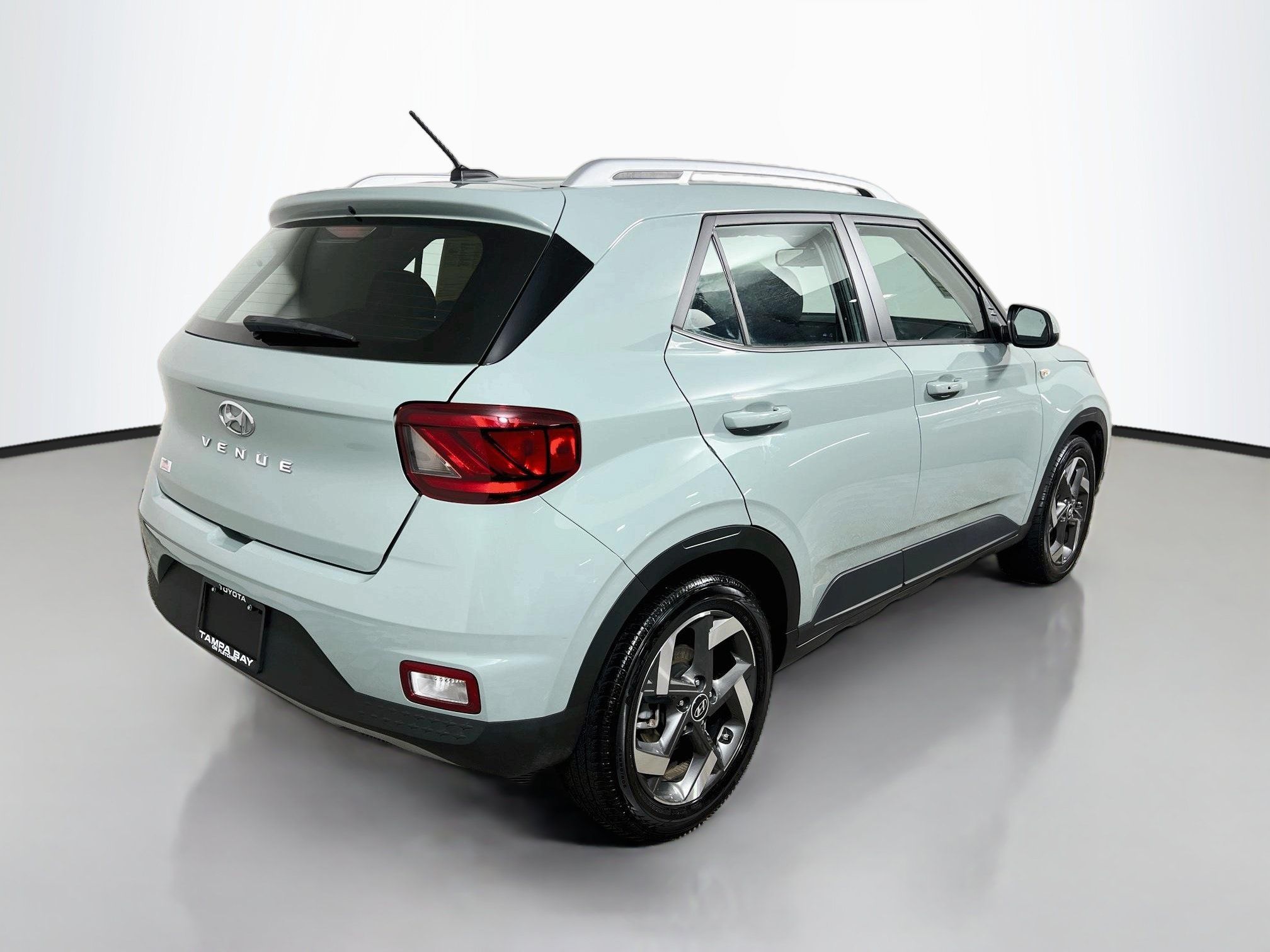 Used 2025 Hyundai Venue SEL FWD image 4