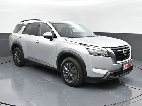 Used 2024 Nissan Pathfinder SV image 2