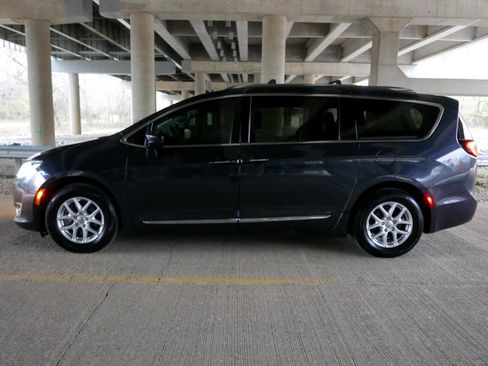 Used 2020 Chrysler Pacifica Touring-L image 25