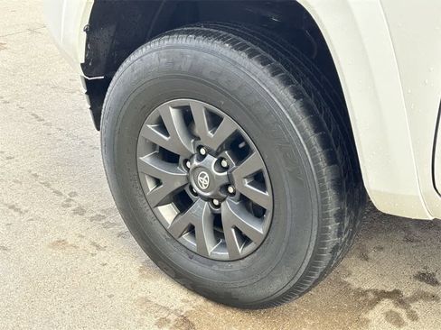 Used 2022 Toyota Tacoma SR5 w/ Technology Package image 10