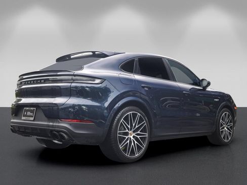 Used 2024 Porsche Cayenne Coupe AWD/4WD image 3