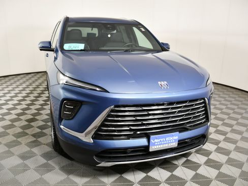 Used 2025 Buick Enclave Preferred image 3