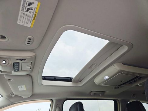 Used 2014 Chrysler Town & Country Touring-L FWD image 9