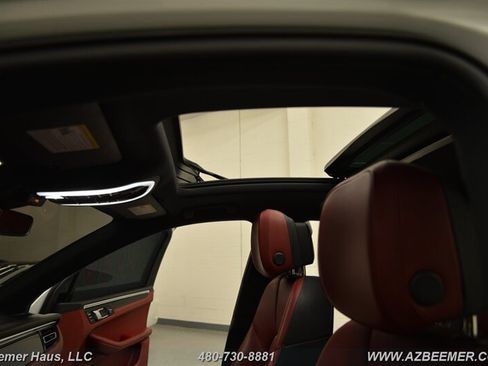 Used 2023 Porsche Macan AWD/4WD image 35