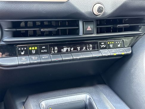 Used 2023 Toyota Crown Limited image 29