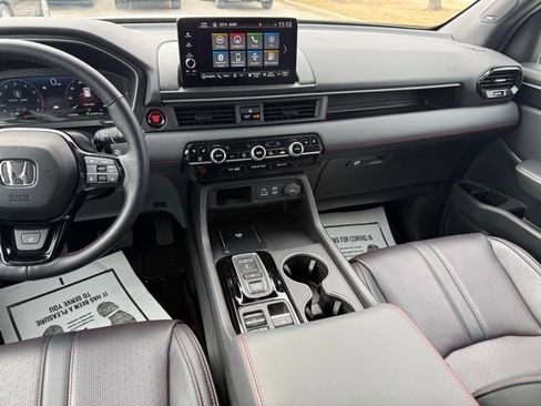 Used 2025 Honda Pilot Black Edition image 18