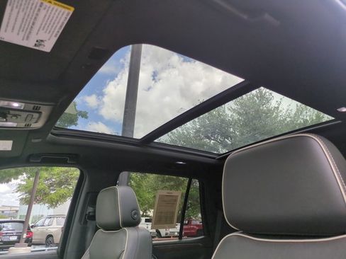 Used 2021 Chevrolet Tahoe Premier w/ Premium Package image 16