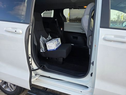 Used 2026 Toyota Sienna LE image 28