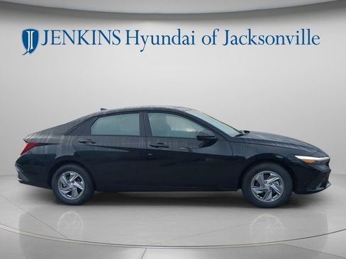 New 2025 Hyundai Elantra SE FWD image 2
