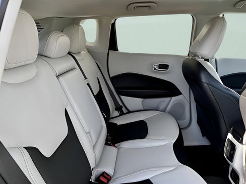 Used 2021 Jeep Compass Limited image 24