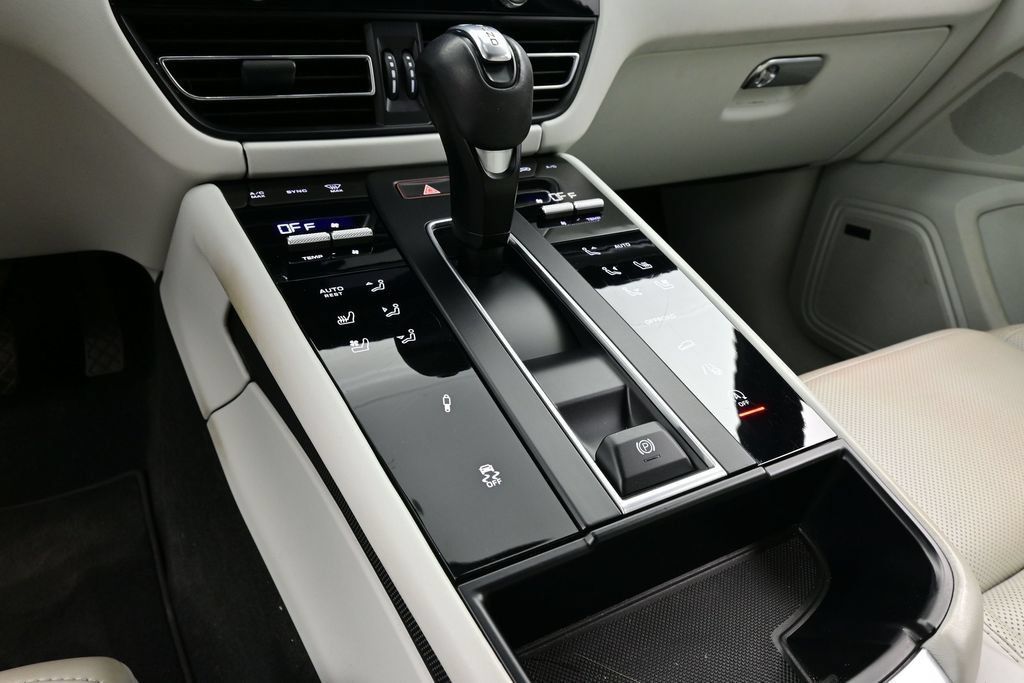 Certified 2023 Porsche Macan S AWD/4WD image 11
