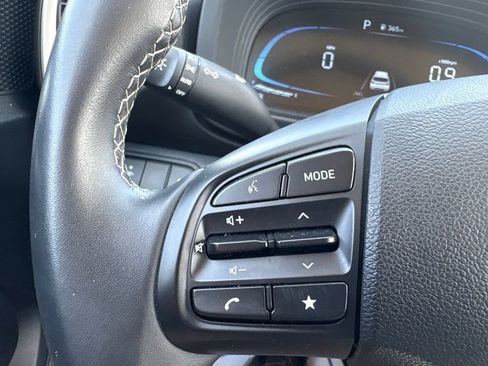Used 2025 Hyundai Venue SEL FWD image 17
