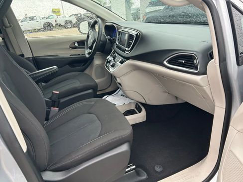 Used 2023 Chrysler Voyager LX image 3