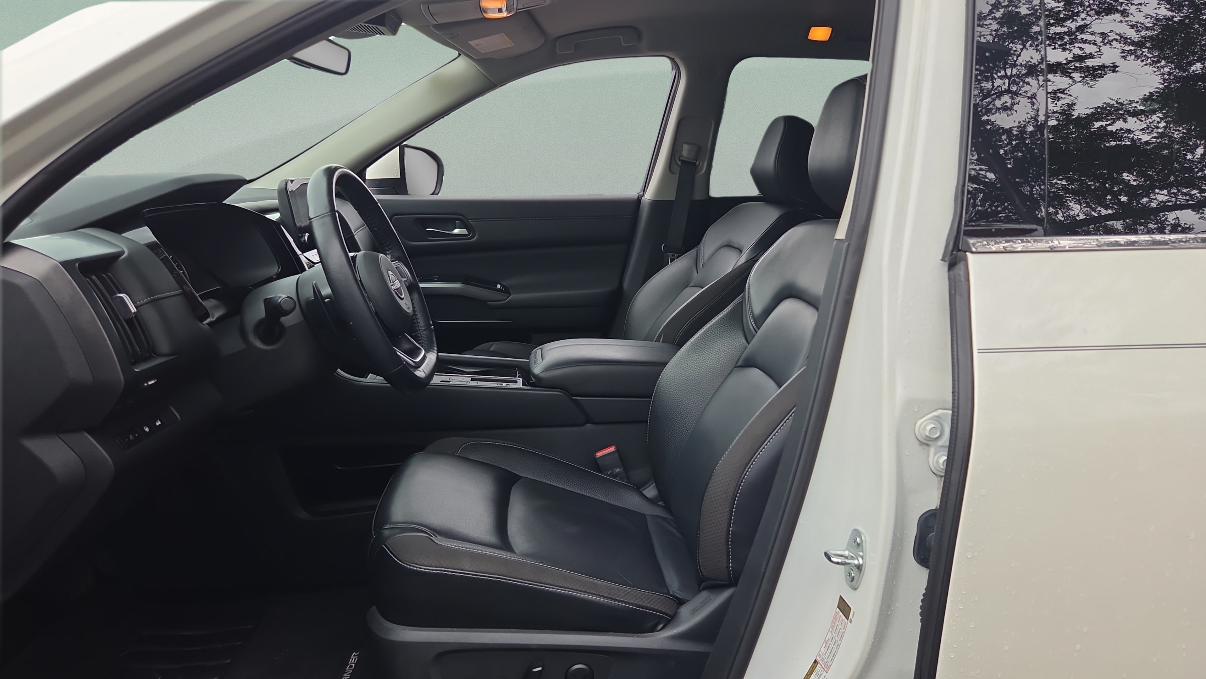 Used 2024 Nissan Pathfinder SL w/ Cargo Package FWD image 10