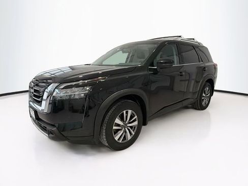 Used 2023 Nissan Pathfinder SL image 3