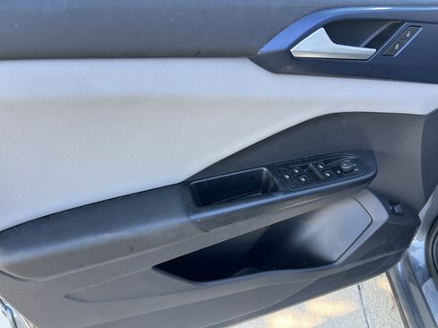 Certified 2022 Volkswagen Taos SE w/ IQ.Drive SE Package image 13