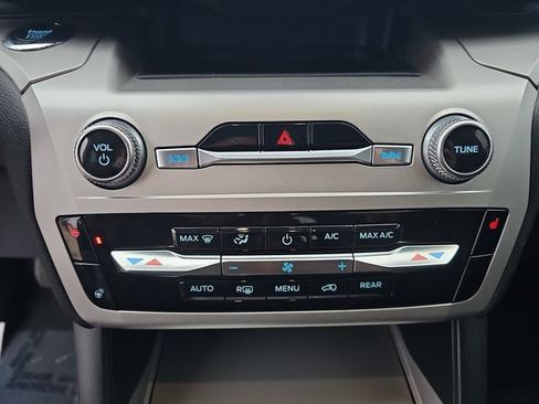 Used 2022 Ford Explorer XLT w/ Equipment Group 202A image 25