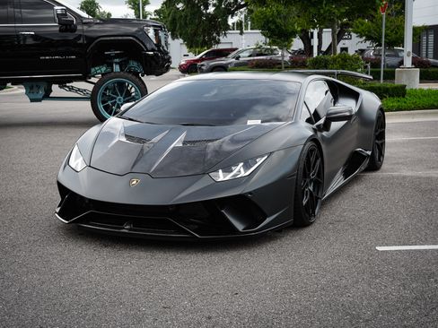 Used 2018 Lamborghini Huracan Performante AWD/4WD image 5