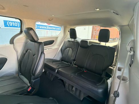 Used 2024 Chrysler Pacifica Touring-L FWD image 32
