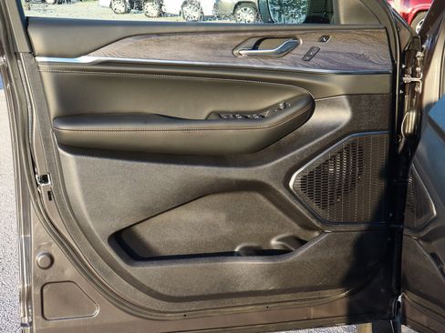 New 2025 Jeep Grand Cherokee Overland w/ Luxury Tech Group IV image 9