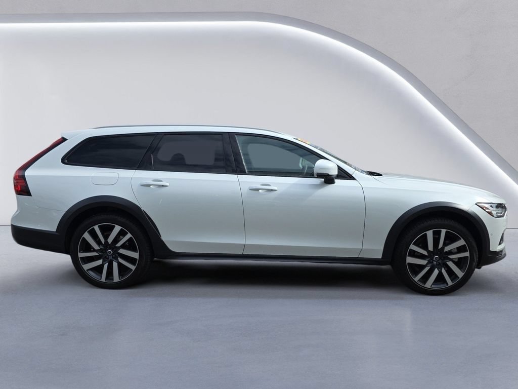 Certified 2025 Volvo V90 B6 Cross Country Ultra AWD/4WD image 3