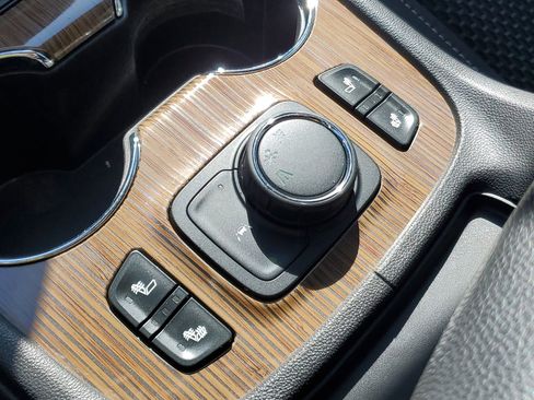 Certified 2022 GMC Acadia SLE w/ Driver Convenience Package image 36