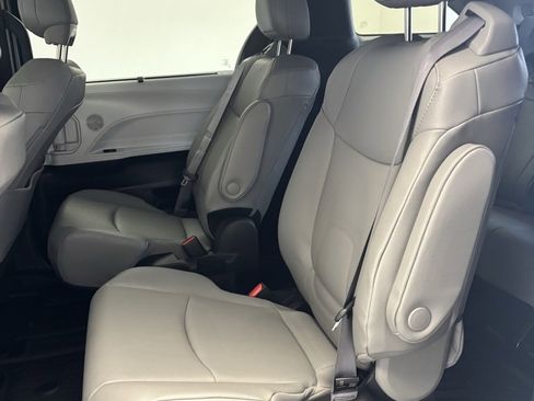 Used 2025 Toyota Sienna XLE image 24