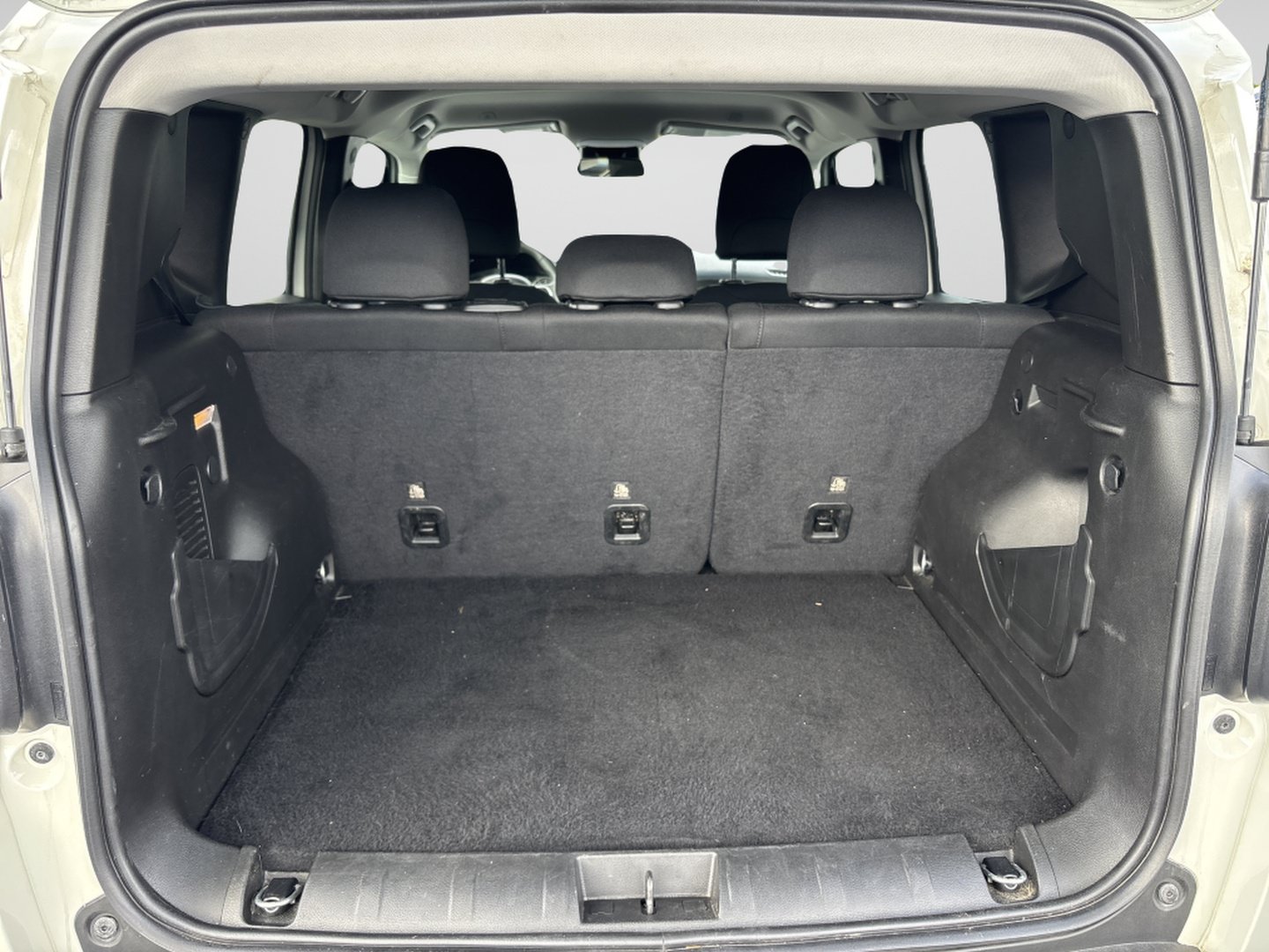 Used 2023 Jeep Renegade Latitude AWD/4WD image 9