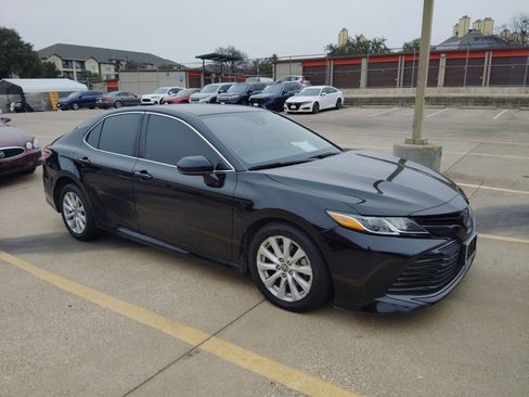 Used 2020 Toyota Camry LE image 4