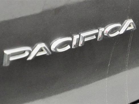 Used 2017 Chrysler Pacifica Touring-L Plus image 37