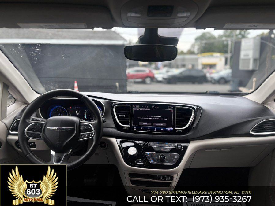 Used 2024 Chrysler Pacifica Touring-L FWD image 18