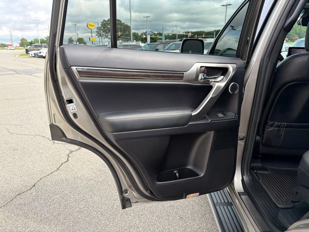 Used 2023 Lexus GX 460 Luxury w/ Accessory Package AWD/4WD image 16
