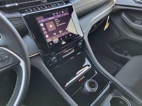 New 2025 Jeep Grand Cherokee Laredo image 18