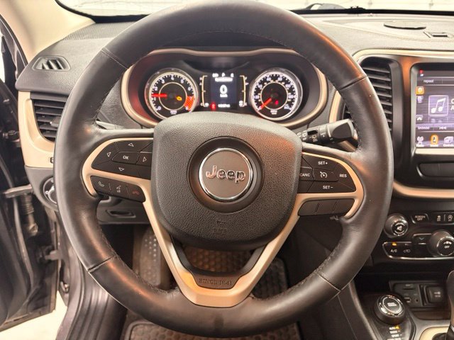 Used 2015 Jeep Cherokee Latitude w/ Cold Weather Group AWD/4WD image 16