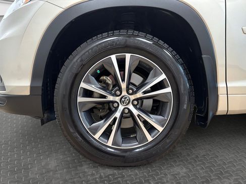 Used 2016 Toyota Highlander XLE AWD/4WD image 40
